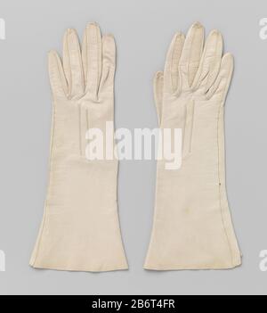 Handschoen van grijs beige leer Rehterhandschoen van grijs beige leer met op de rug twee uitstralende koorden. Fabricant : vervaardiger: AnoniemPlaats fabrication: West-Europa Dating: CA. 1900 - ca. 1915 kenmerken physique: Leer matériau: Geheel: Wasleer Dimensions: Geheel: L 31 cm. × b 12 cm. Banque D'Images