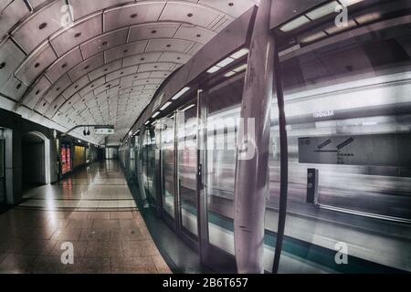 Train express automatisé et contrôlé par ordinateur sur la ligne 14 en quittant la station de métro Madeleine, rive droite, Paris, France, Europe Banque D'Images
