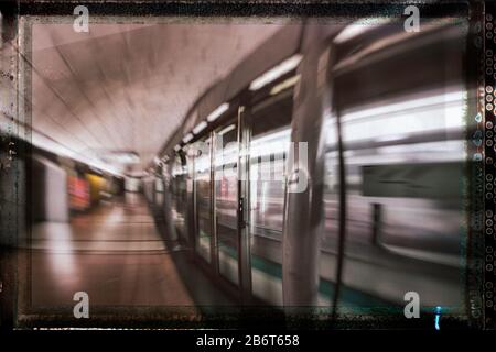 Train express automatisé et contrôlé par ordinateur sur la ligne 14 en quittant la station de métro Madeleine, rive droite, Paris, France, Europe Banque D'Images