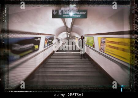Un homme descend les escaliers de la station de métro Abbesses à Montmartre, rive droite, Paris, France, Europe, couleur Banque D'Images