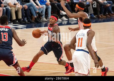 Washington, États-Unis D'Amérique. 10 mars 2020. Le gardien de Washington Wizards Bradley Beal (3) conduit au panier dans le quatrième trimestre du jeu contre les Knicks de New York à la Capital One Arena à Washington, DC le 10 mars 2020. Les Wizards ont remporté le jeu 122-115.Credit: Ron Sachs/CNP (RESTRICTION: Pas de journaux ou journaux New York ou New Jersey dans un rayon de 120 milles de New York City) | usage dans le monde crédit: DPA/Alay Live News Banque D'Images