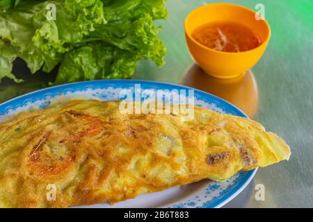 Crêpes croustillantes Banh Xeo vietnamiennes farcies de porc et de crevettes Banque D'Images