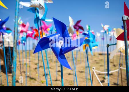 Gros plan sur les moulins à vent en papier colorés à Paju, DMZ Imjingak, Corée du Sud Banque D'Images