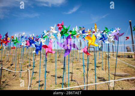 Moulins à vent en papier artisanaux colorés à Paju, DMZ Imjingak, Corée du Sud Banque D'Images