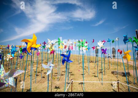 Moulins à vent en papier artisanaux colorés à Paju, DMZ Imjingak, Corée du Sud Banque D'Images