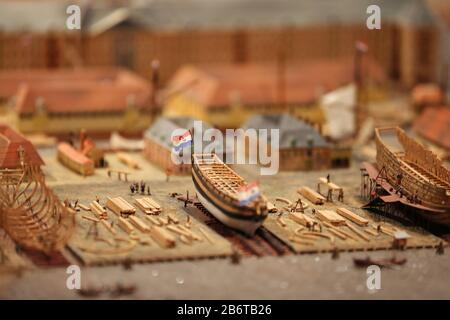 Bonn, Allemagne. 11 mars 2020. Un modèle en bois d'un chantier naval de la Dutch East India Company est placé dans une vitrine. L'exposition 'Wir Kapitalisten - Von Anfang bis Turbo' peut être vue du 13 mars au 12 juillet 2020 dans la Bundeskunsthalle. Crédit: Oliver Berg/dpa - ATTENTION: À des fins éditoriales seulement en rapport avec les rapports sur l'exposition/dpa/Alay Live News Banque D'Images