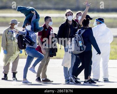 Oakland, États-Unis. 12 mars 2020. Les passagers du navire de croisière Grand Princess réagissent aux médias lorsqu'ils embarquent dans un avion affrété à l'aéroport international d'Oakland à Oakland, en Californie, le mercredi 11 mars 2020. Photo de Peter DaSilva/UPI crédit: UPI/Alay Live News Banque D'Images