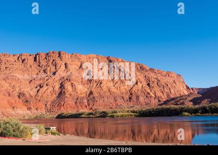 Paysage d'une colline en pierre rose et du fleuve Colorado à Lees Ferry dans Marble Canyon, Glen Canyon National Recreation Area en Arizona Banque D'Images