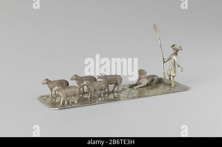 Herder a rencontré kudde Op een langwerpipe plaat staat een man a rencontré een steek en à zijn rechterhand een stok. Rechts voor Hem ligt een hond. Voor de man en de hond lopen vijf schapen. In de plaat est een ruitpatroon gegraveerd. Het beeld est émerkt met een dolfijn en een meesterteken. Fabricant : zilversmid: Arnoldus Wilhelmus FlemminksPlaats fabrication: Nijmegen Dating: CA. 1858 - ca. 1898 kenmerken physique: Zilver matériau: Zilver Dimensions: L 11,1 cm. × b 3,3 cm. × h 4,6 cm. × g 49,89 gr Objet : troupeau, troupeau, troupeau, troupeau, troupeau Banque D'Images