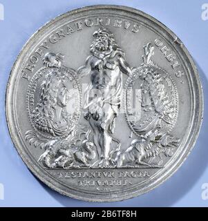 Médaille d'argent Herovering van Namen DOOR Willem III. Front: Hercules avec peau de lion, club et pomme de Hesperides croissent entre un dragon et des portraits de Cerberus de William III et Maximilian Emanuel de Bavière en légende; coupure: Inscription. Inverse: Face City dans la légende; limite: Inscription; kantschrift. Fabricant : Georg HautschPlaats fabrication: Nürnberg Date: 1695 matériau: Silver technique: Dimensions du magasin: 4.5 cm d. × 34.32 g gr Objet: Siège et conquête de Namur (1695) Neuf Ans Guerre Quand: 1695-09-01 - 1695-09-01 Banque D'Images