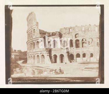 Het Colosseum te Rome le Colisée à Rome Type de bien: Photographies Numéro d'article: RP-F AA3387 Inscriptions / marques: Titre, lo, négatif écrit et imprimé ensemble: 'Colosseum 2ème vue' Fabricant : Photographe: Calvert Richard Jones Lieu de fabrication: Angleterre Date: Juin 1846 Caractéristiques physiques: Sel imprimé matériel: Papier photo technique: Sel dimensions: Photo: H 185 mm × W 224 mmOnderwerp Banque D'Images