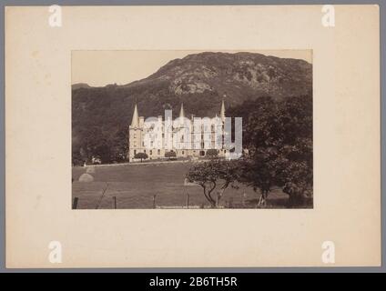 Het Trossachs Hotel en de berg Ben A'an, bij Edinburgh, Schotland The Trossachs Hotel and Mount Ben A'an, in Edinburgh, Scotland Property Type: Photographies Numéro d'article: RP-F 00-6301 Inscriptions / marques: Inscription, recto écrit en négatif: 'L'HÔTEL DE TROSSACHS ET BEN A'AN'nummer, recto écrit négatif '10, 187'opschrift, recto écrit négatif: 'GWW (Monogram George Washington Wilson.) Description: L'hôtel de Trossachs a été annoncé à l'occasion de la poésie romantique dans la région surgissent ( y compris Sir Walter Scott: La Dame du lac). Il Donne Sur Le Loch Achray. Ben A'an est un 461 rencontré Banque D'Images