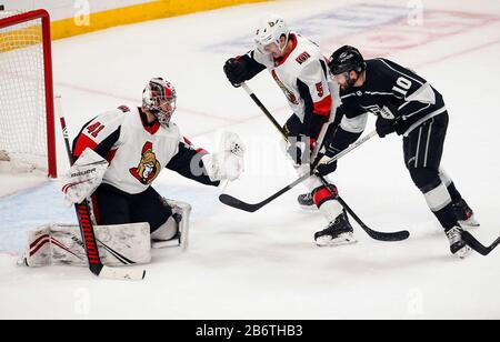 Los Angeles, Californie, États-Unis. 11 mars 2020. Le gardien de but Des Sénateurs d'Ottawa Craig Anderson (41) fait une économie en tant que coéquipier du défenseur des Sénateurs d'Ottawa Mike Reilly (5) lors d'un match de hockey de la LNH 2019-2020 entre les rois de Los Angeles et Les Sénateurs d'Ottawa à Los Angeles, le 11 mars 2010. Crédit: Ringo Chiu/Zuma Wire/Alay Live News Banque D'Images