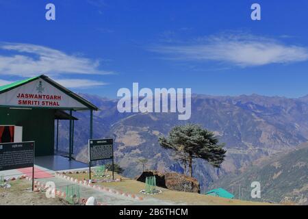 jaswantgarh smriti sthal avec paysage alpin. ce monument commémoratif de guerre est un lieu touristique populaire à tawang, arunachal pradesh, inde Banque D'Images