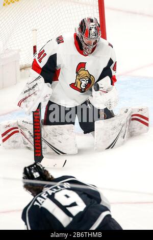 Los Angeles, Californie, États-Unis. 11 mars 2020. Le gardien de but Des Sénateurs d'Ottawa Craig Anderson (41) bloque un tir de Los Angeles Kings en avant Alex Iafallo (19) lors d'un match de hockey de la LNH 2019-2020 entre Los Angeles Kings et Ottawa Senators à Los Angeles, le 11 mars 2010. Crédit: Ringo Chiu/Zuma Wire/Alay Live News Banque D'Images