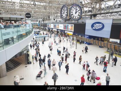 Les voyageurs en train se rendent à la gare principale de Waterloo et traversent le hall à l'heure du déjeuner en semaine. Banque D'Images