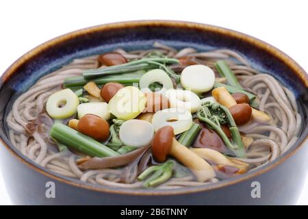 Nouilles soba sansai japonaises dans un bol en céramique Banque D'Images