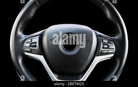 Intérieur moderne de la voiture. Volant avec boutons de commande du téléphone multimédia isolés sur fond noir. Détails de l'intérieur de la voiture. Détails de voiture. Volant de direction Banque D'Images