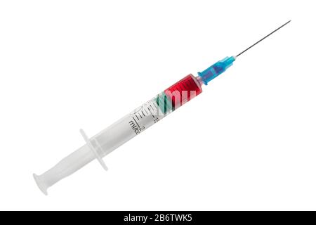 Seringue rapprochée isolée sur fond blanc. Vaccin dans une seringue hypodermique en plastique. Gros plan de la seringue médicale. Seringue avec injection et vaccination Banque D'Images