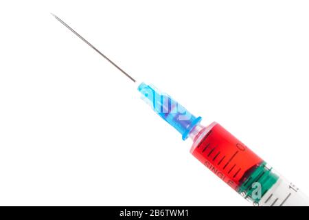 Seringue rapprochée isolée sur fond blanc. Vaccin dans une seringue hypodermique en plastique. Gros plan de la seringue médicale. Seringue avec injection et vaccination Banque D'Images