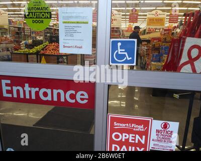 Panneaux de vue détaillés affichés à la porte d'entrée du magasin Smart & final Extra au 10100 S Crenshaw Blvd afin de limiter les achats de lingettes et de spray, de désinfectant pour les mains, de savon liquide pour les mains, de gants en latex, de tissus de toliet d'eau en bouteille, le lundi 9 mars 2020, à Inglewood, Californie. (Jevone Moore/image of Sport) (photo de IOS/Espa-Images) Banque D'Images