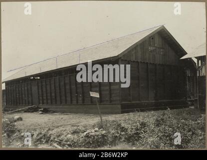 Houten schuur vue de l'arrière d'une nouvelle grange ou d'un nouveau hangar en bois, Où: Apparemment à Medan. Avec un stylo bleu sur l'impression photo, une ligne est tracée sur le toit. Photos dans l'album photo des architectes et constructeurs néerlandais Bennink et Riphagen à Medan dans les années 1914-1919. Fabricant : Photographe: Fabrication anonyme de place Medan Dating: 1914 - 1919 Caractéristiques physiques: Gélatine argent imprimé matériel: Papier technique: Gélatine argent imprimé dimensions: Photo: H 107 mm × b mm Date 149: 1914 - 1919 Banque D'Images