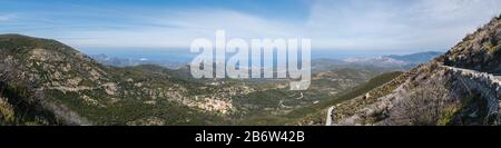 Vue panoramique sur les routes sinueuses menant à la côte et au village de Palasca dans la région de Balagne en Corse Banque D'Images