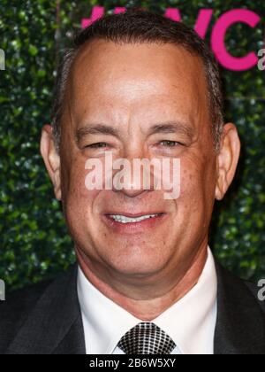 (Dossier) Tom Hanks et Rita Wilson Test Positif pour Coronavirus COVID-19. Tom Hanks et Rita Wilson ont annoncé le mercredi 11 mars 2020 qu'ils ont testé positif pour COVID-19 (Coronavirus), les premières célébrités à aller en public avec un diagnostic. Beverly HILLS, LOS ANGELES, CALIFORNIE, États-Unis - 16 FÉVRIER : l'acteur Tom Hanks portant Tom Ford arrive à la « Soirée Inoubliable » 2017 du Women's Cancer Research Fund, tenue à l'hôtel four Seasons Beverly Wilshire le 16 février 2017 à Beverly Hills, Los Angeles, Californie, États-Unis. (Photo De Xavier Collin/Image Press Agency) Banque D'Images