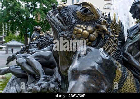 Hell Dragon, Hans-Sachs-Fountain, Aussi Carousel De Mariage Ou Fontaine De Mariage Par Juergen Weber, Tour Blanche, Vieille Ville, Nuremberg, Moyenne-Franconie Banque D'Images