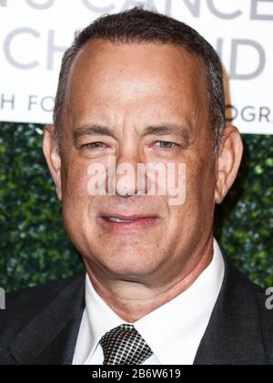 (Dossier) Tom Hanks et Rita Wilson Test Positif pour Coronavirus COVID-19. Tom Hanks et Rita Wilson ont annoncé le mercredi 11 mars 2020 qu'ils ont testé positif pour COVID-19 (Coronavirus), les premières célébrités à aller en public avec un diagnostic. Beverly HILLS, LOS ANGELES, CALIFORNIE, États-Unis - 16 FÉVRIER : l'acteur Tom Hanks portant Tom Ford arrive à la « Soirée Inoubliable » 2017 du Women's Cancer Research Fund, tenue à l'hôtel four Seasons Beverly Wilshire le 16 février 2017 à Beverly Hills, Los Angeles, Californie, États-Unis. (Photo De Xavier Collin/Image Press Agency) Banque D'Images