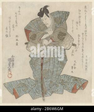 Ichikawa Danjuro (1791-1859) dans un rôle inconnu, vêtu d'une robe de cour formelle, penchant sur un lourd d. Avec trois gedichten. Fabricant : printmaker: Kunisada (I), Utagawa (bâtiment classé) poète Bunritsuen Bikkokoto (bâtiment classé) poète Bunsaisha Fudemaru (bâtiment classé) poète Shôfûdai (propriété classée) Lieu de fabrication: Japon Date: CA. 1825 - ca. 1830 Caractéristiques physiques: Bois de couleur; bloc de ligne en noir avec des blocs de couleur; pigment métallique: Papier technique: Couleur dimensions du bloc de bois: Feuille: H 206 mm (shikishiban) b × 183 mmToelichtingEen surimono est un pict luxueux Banque D'Images