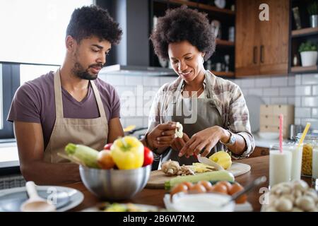 Couple heureux de préparer des aliments sains dans la cuisine Banque D'Images