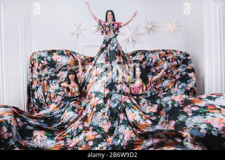 Ensemble de danse tzigane en costumes colorés. Photo avec espace de copie Banque D'Images