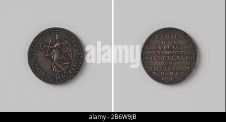 Inhuldiging te Amsterdam van Willem Frederik, prins van Oranje als souverein vorst Zilveren penning. Voorzijde: Gevleugelde Overwinning met lauwerkrans en z Banque D'Images