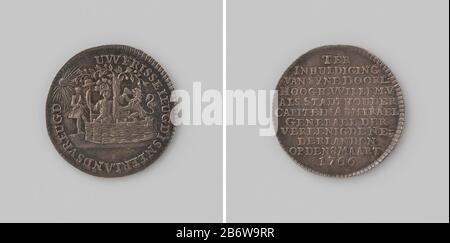 Inhuldiging van Willem V, prins van Oranje-Nassau, als erfelijk stadhouder van de Nederlanden Zilveren penning. Voorzijde: Nederlandse maagd met vrijheidshoed op speer en leeuw met pijlenbundel der takken van oranjeboom en tuin, Banque D'Images