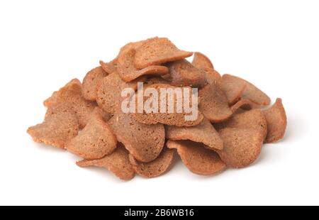 Pile de copeaux de pain de seigle isolés sur blanc Banque D'Images