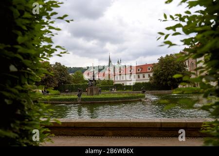 Statue d'Hercules au milieu du jardin de l'étang Waldstein Banque D'Images