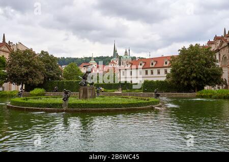 Statue d'Hercules au milieu du jardin de l'étang Waldstein Banque D'Images