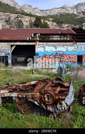 Usine Abandonnée, Bâtiment Industriel En Ruines Et Voitures Rouillées, Un Site Urbex, À Marseille Provence France Banque D'Images