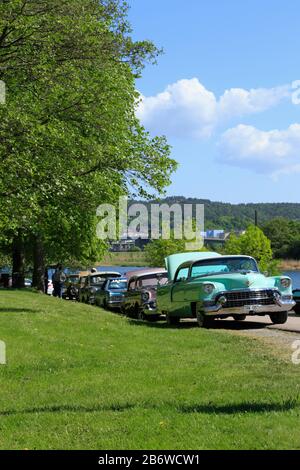 Voitures anciennes et classiques, dont Cadillac Eldorado des années 1950, garées et exposées près de la forteresse de Bohus à Fästningsholmen à Kungälv, en Suède. Banque D'Images