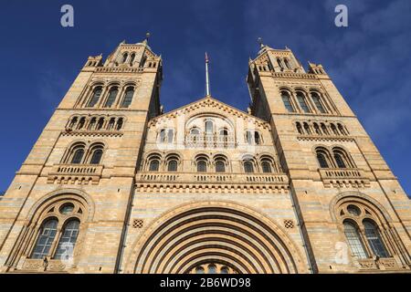 Façade avant du Natural History Museum à South Kensington, Londres, Royaume-Uni. Il a été conçu par l'architecte Alfred Waterhouse pour célébrer la nature. Banque D'Images