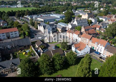 Rue et maisons à Wells, Somerset, Angleterre, pris de la tour de l'église paroissiale. Banque D'Images