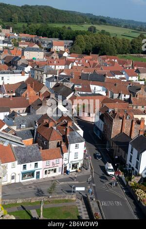 Rue et maisons à Wells, Somerset, Angleterre, pris de la tour de l'église paroissiale. Banque D'Images