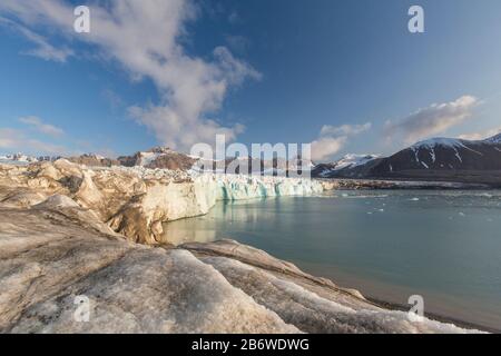 Le glacier de Fjortende Julibreen (glacier du 14 juillet) se dénoue dans le Krossfjorden, Spitsbergen, Norvège Banque D'Images