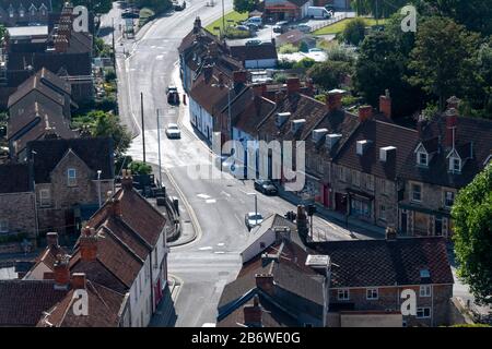 Rue et maisons à Wells, Somerset, Angleterre, pris de la tour de l'église paroissiale. Banque D'Images