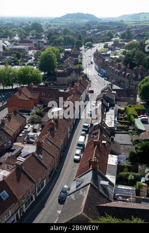 Rue et maisons à Wells, Somerset, Angleterre, pris de la tour de l'église paroissiale. Banque D'Images