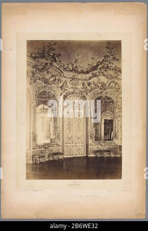 Néerlandais: Identification titre(s) de la salle à manger intérieur de l'Amalienburg Munich Type de bien: Photographies Numéro de l'article: RP-F 00-4488 Inscriptions / marques: Inscription, recto, manuscrite: «Dining in the Amalienburg chain the Park of Nymphenburg in Munich» marque du collectionneur, verso, estampillée: Lugt 3937 Fabricant: Photographe: Éditeur anonyme Georg Böttger (propriété cotée) Lieu de fabrication: Photographe: Amalienburguitgever: Munich Date: CA. 1875 - env. 1900 Caractéristiques physiques: Matériaux d'impression de l'albumen: Papier carton technique: Albumen dimensions d'impression: Photo: H 311 mm Banque D'Images