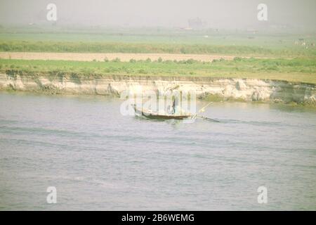 Un beau bateau est en train de courir sur la rivière Banque D'Images