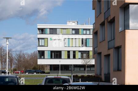 Potsdam, Allemagne. 11 mars 2020. L'Institut Fraunhofer de recherche Appliquée sur les polymères (IAP) de Potsdam-Golm, à droite l'Institut de thérapie cellulaire et d'immunologie (IZI). Crédit: Soeren Stache/dpa-Zentralbild/ZB/dpa/Alay Live News Banque D'Images