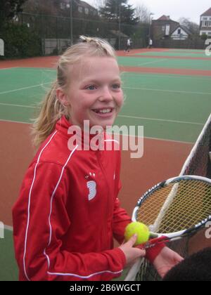 Harriet Dart, joueur de tennis britannique, photographié à l'âge de 11 ans au South Hampstead tennis Club, Londres Banque D'Images